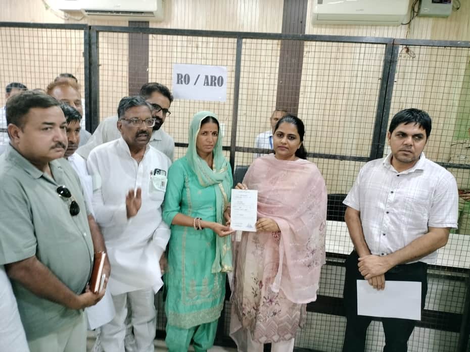 अधिकारी और समर्थकों के साथ मौजूद प्रत्याशी