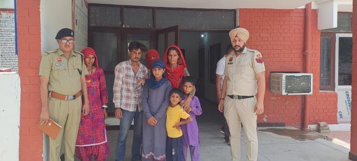 Police handed over 3 minor children who had lost their way and were homeless, to their families