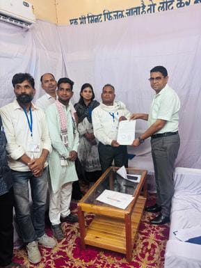 दल्लाराम को पत्र भेंट करते हुए