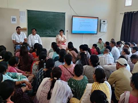 The first phase of the batch of 560 teachers started to make them proficient