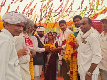 गांगड़तलाई में विजयी प्रत्याशी का स्वागत करते सांसद राजकुमार रोत