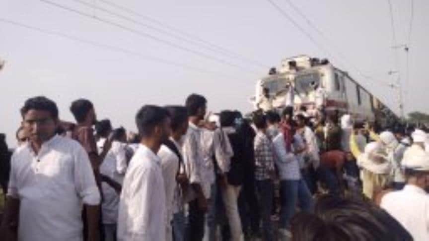 गुर्जर आरक्षण आंदोलन के दौरान रेल रोकते हुए लोग