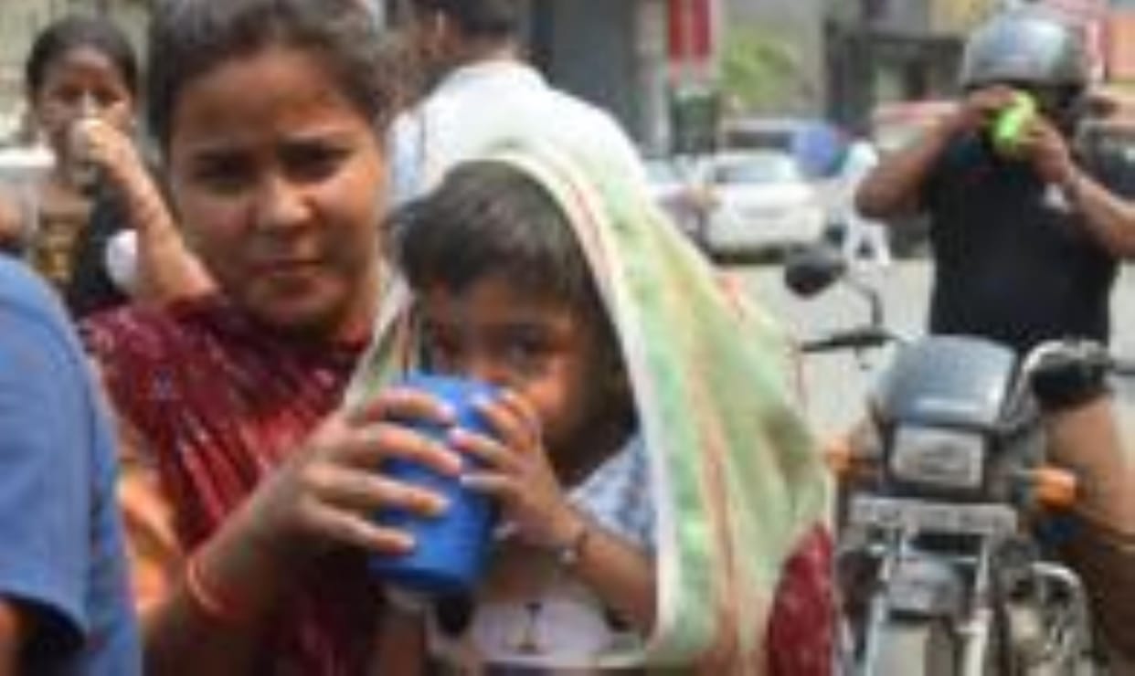 The heat made people sweat, the temperature reached 41 degrees