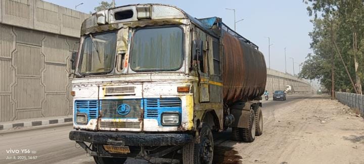 The lid of the tanker opened due to gas formation, oil spilled on the road, many people slipped and got injured