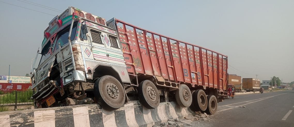 Due to lack of indicators, a truck climbed onto the divider of Bareilly highway