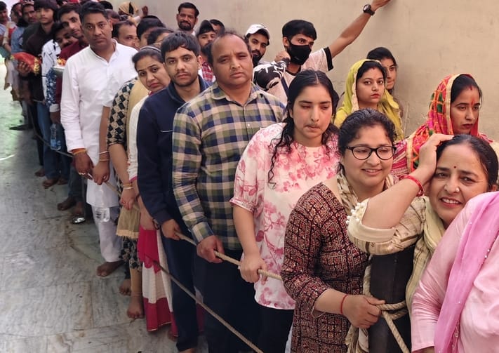 Heat faded in front of faith, crowd gathered in temples