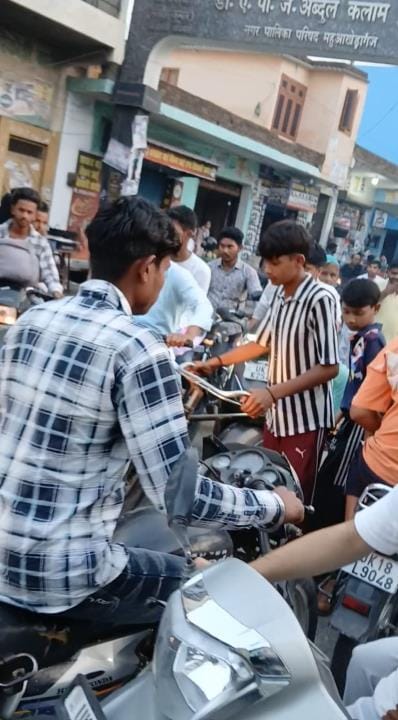 People struggle with traffic jams at the main intersection of Mahuakheda Ganj throughout the day