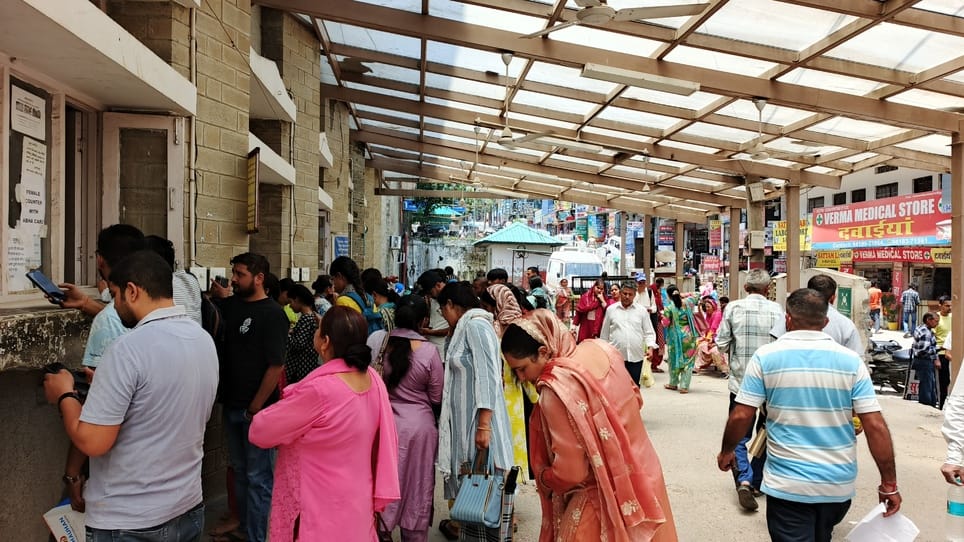 Arrangements fell short in front of the crowd of patients in the medical college