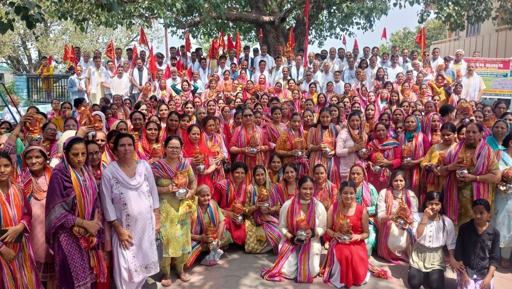 Kalash Yatra taken out on the inauguration of Shrimad Bhagwat Katha in Naidun