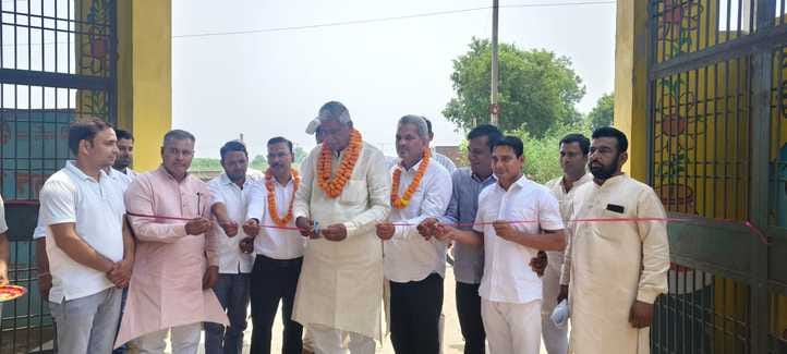 Farmers should take advantage of government schemes: Virendra Singh