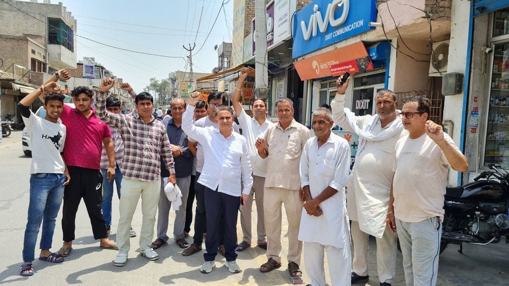 Movement on Bhiwani Road has been closed for the last three years, business has come to a standstill