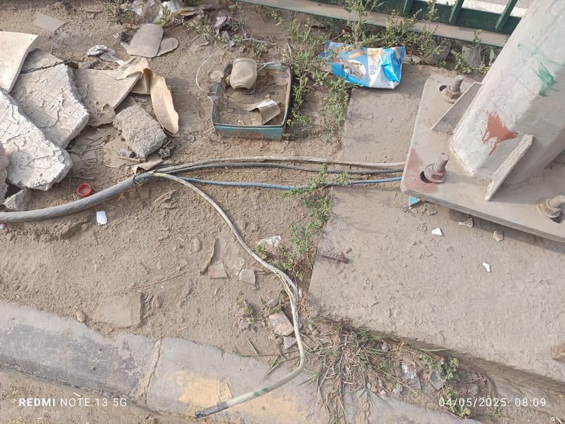 Accident waiting to happen... Bare wires of tricolor lights lying on the road