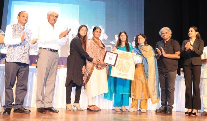 Noida's Khushi gets the Best Selfie of the Year Award