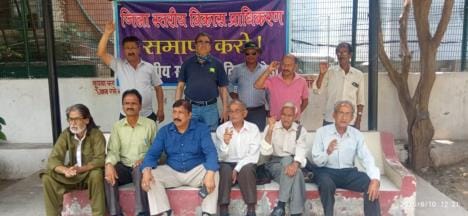 Protested against DDA, raised slogans