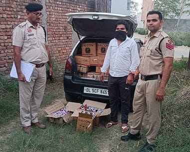 Delhi youth arrested with 50 boxes of liquor