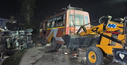 three labourers killed and 22 injured as collision between pickup and private bus in lakhimpur kheri