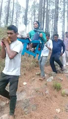 There is no road in Gwila village, the injured was taken to the hospital on foot for three kilometers from Dandi