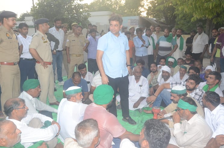 Farmer Manohar died, villagers sat with the dead body in the collectorate for three hours