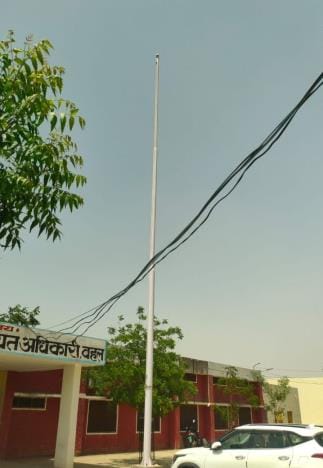 The administration removed the torn national flags on government institutions