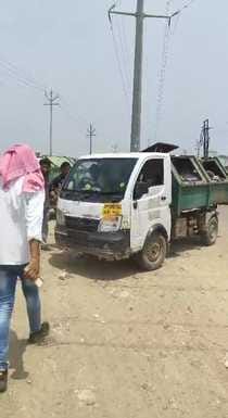 People lay down in front of garbage vehicle in Lohianagar, said- we will not let garbage be dumped