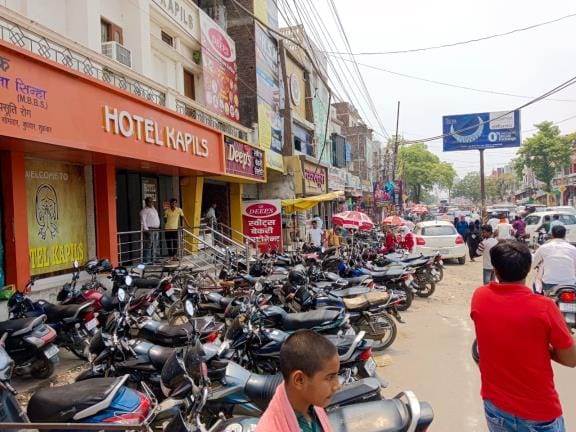 The roads in the city have shrunk due to parking, vehicles crawl in traffic jams throughout the day
