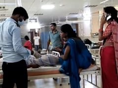 मरीज को स्लाइन लगाते सुरक्षा गार्ड।