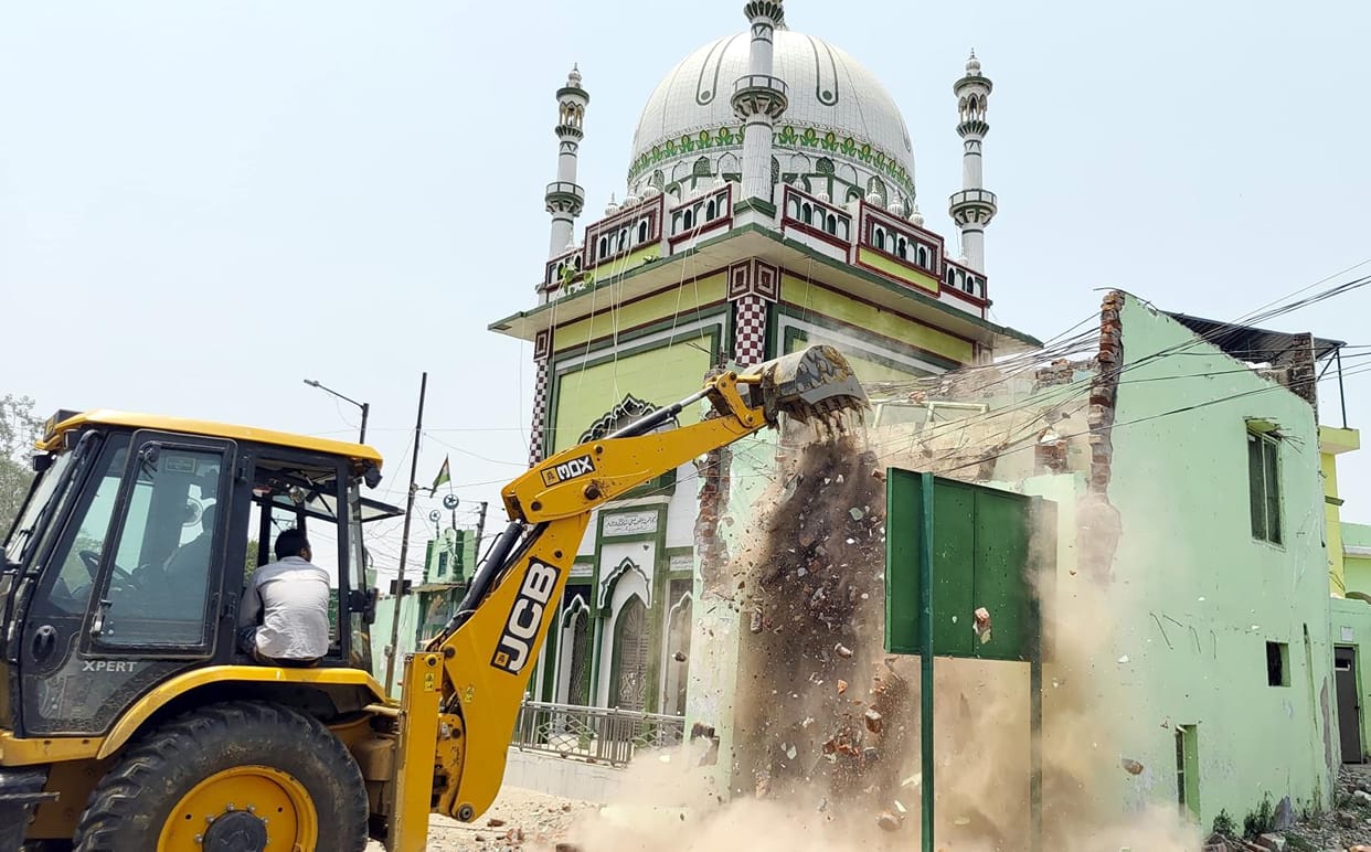 Mosque, dargah and temple came under encroachment, bulldozer was used