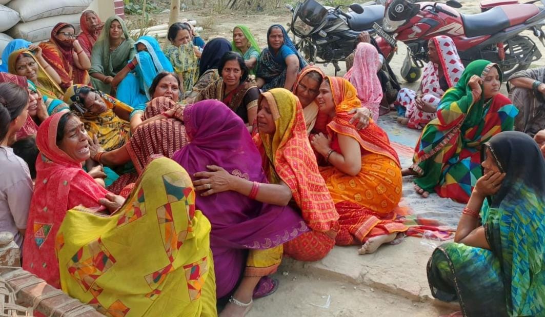 Police lift body of advocate after lathi charge