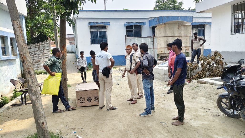 मधेपुरा सदर अस्पताल में मौजूद परिजन व पुलिस
