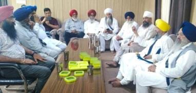 Jathedar Singh Sahib of Takht Sri Patna Sahib bowed his head in Sri Darbar Sahib