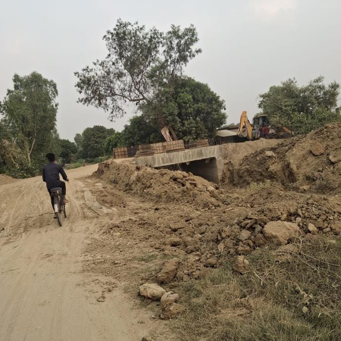 Leveling was done for the approach road of the bridge on Pausara Rajbaha