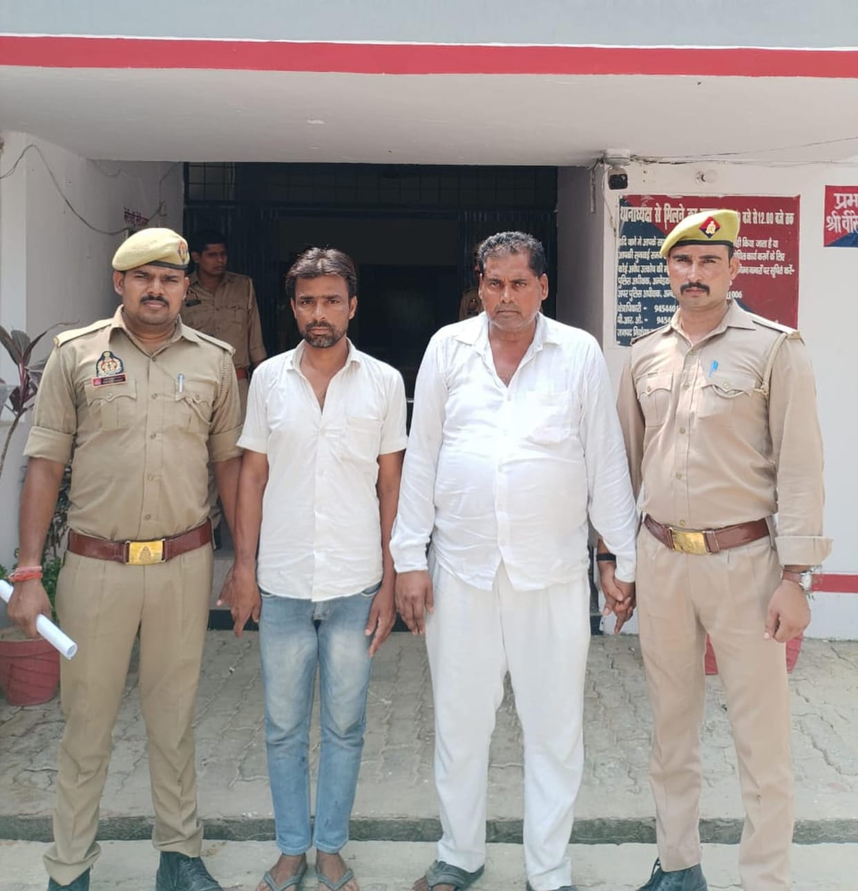 The police team that went to arrest the warrantee was taken hostage
