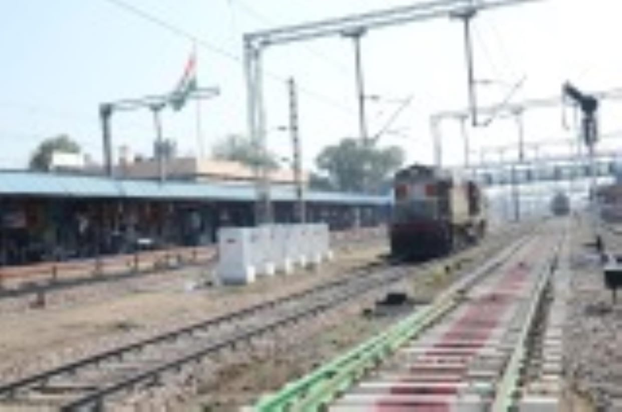 For the safety of trains in summer, trackmen will check the condition of track welding, ballast and fittings