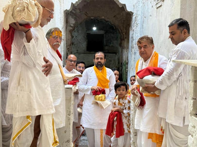 तिलकायत पुत्र विशाल बाबा मंदिर की भीतरी बावड़ी से स्वर्ण कलश में जल भरकर लाते हुए