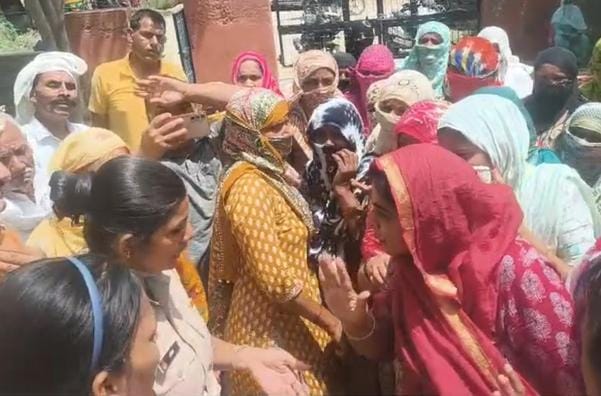 Villagers angry over drinking water problem in Kharawar, lock water tank