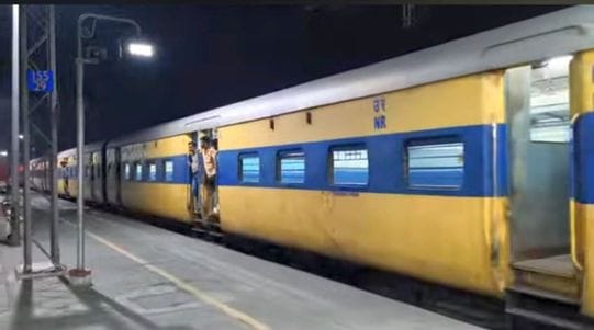 Kanpur MEMU crossed the red signal at Maitha station Kanpur Tundla stood for two and a quarter hours