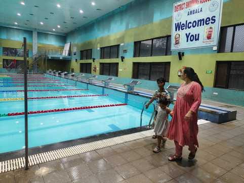 Swimming pool opened with the help of one coach, students and outsiders will swim