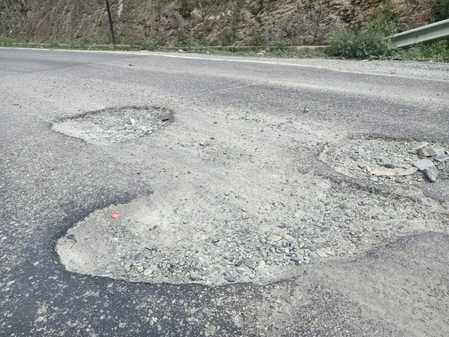 Potholes on Theog-Hatkoti NH make journey life-threatening