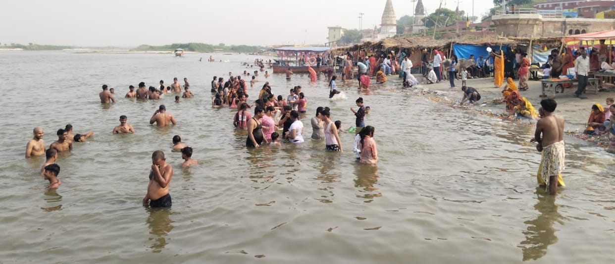 Devotees took a dip in the Ganga