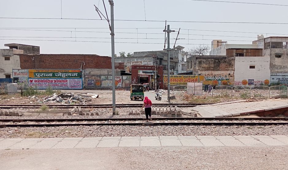 Foot overbridge stuck to the ground