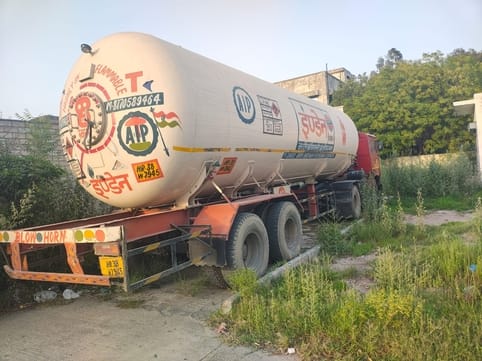 Four arrested including two drivers for stealing gas from tanker