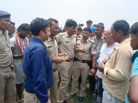 ग्रामीणों को समझाते त्रिवेणीगंज एसडीएम व एसडीपीओ।