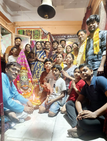 Devotees did a grand decoration of Mahakal, performed aarti and distributed prasad