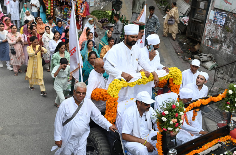 Shobha Yatra taken out on the birth anniversary of Sadguru Kabir Sahib