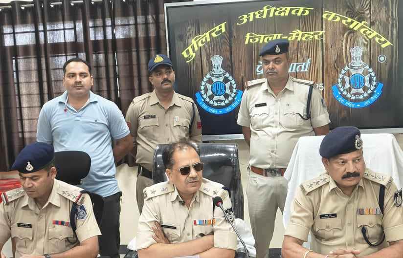 मामले पर प्रेस कांफ्रेंस कर खुलासा करते एसपी सुधीर अग्रवाल।