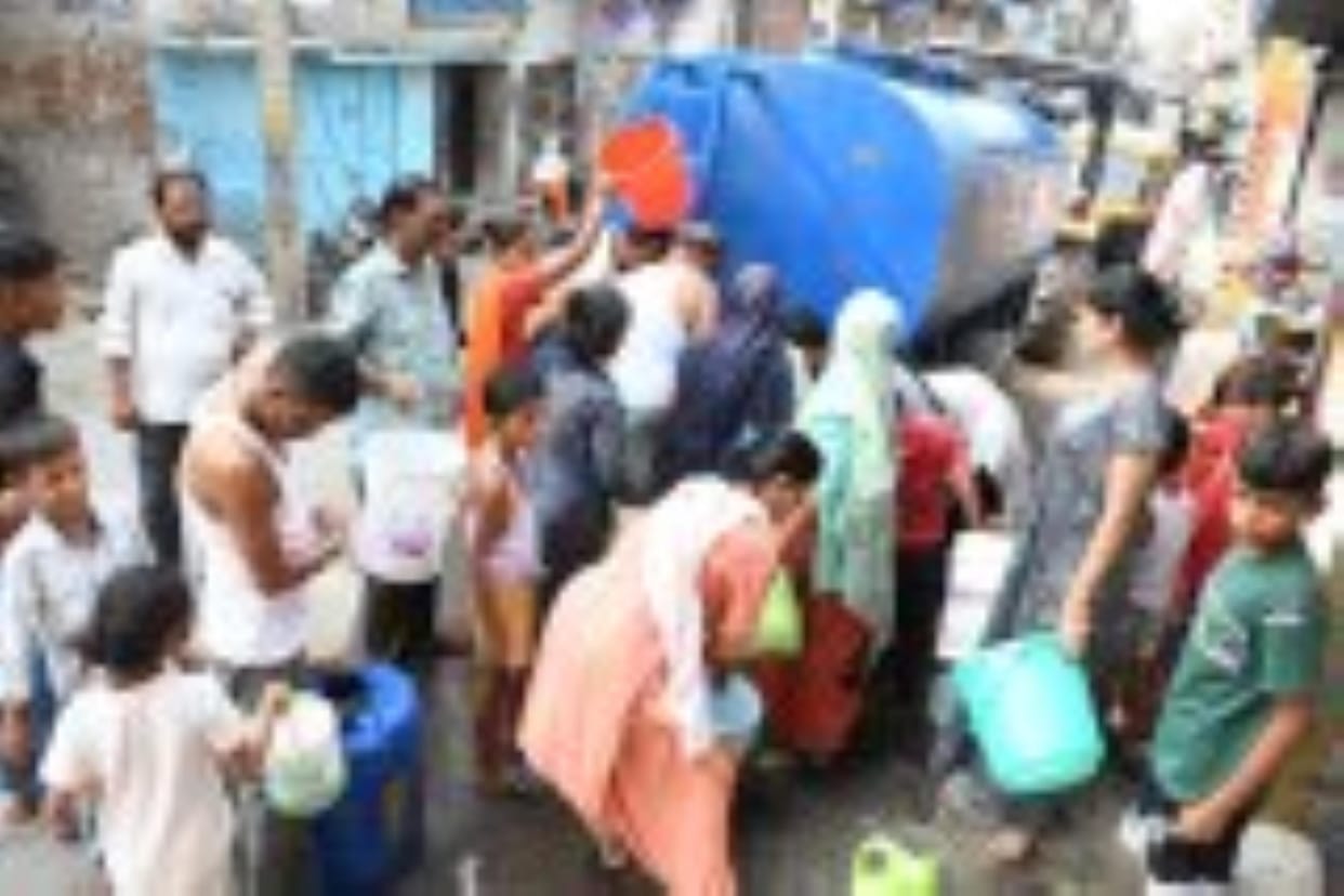 Demonstration with empty pots over drinking water shortage