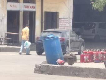Roadway workers filled bottles of government water into private vehicles; the district administration provided water bottles for the travelers going to the Sant Kabir Jayanti celebration.