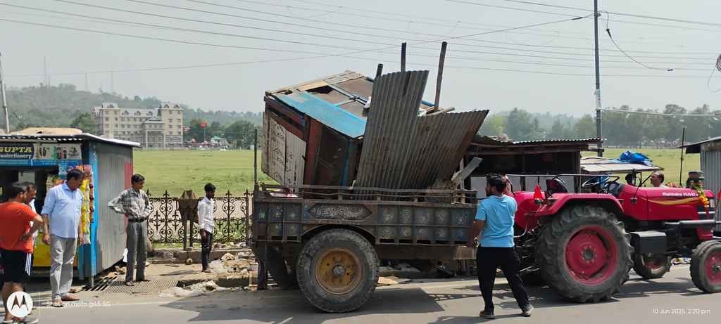 12 people were challaned for encroachment in Sujanpur, seven carts and kiosks were confiscated