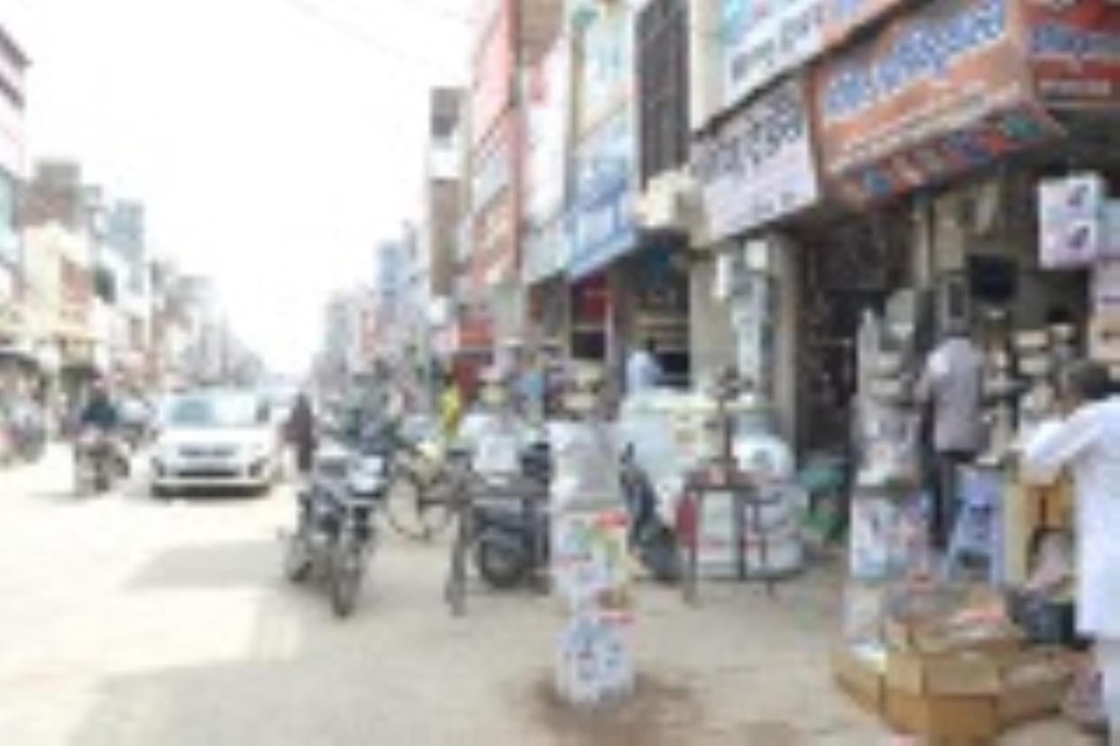 Shopkeepers given an ultimatum to remove encroachments from the footpaths, goods will be seized after two days.