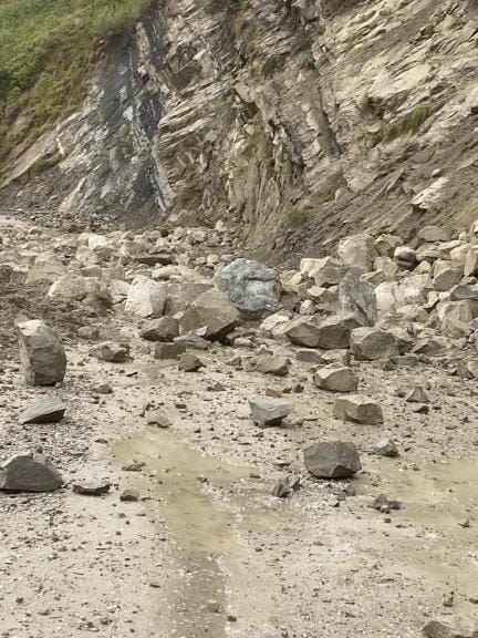 Debris fell on Tanakpur-Joljibi road, traffic halted for three hours